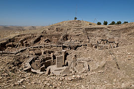 Fotografia da principal área de escavação de Göbekli Tepe, mostrando as ruínas de várias estruturas pré-históricas.