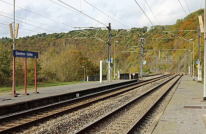 Spoorlijn 166 bij het station van Gendron-Celles in de vallei van de Lesse.