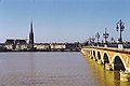 Bordeaux'da Garonne Nehri ve Pont de Pierre köprüsü