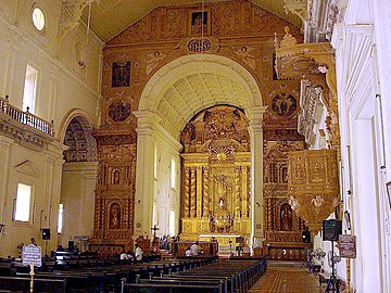 Altari principali e laterali della Basilica di Bom Jesus a Goa.