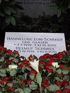 Grabstein Loki und Helmut Schmidt.jpg
