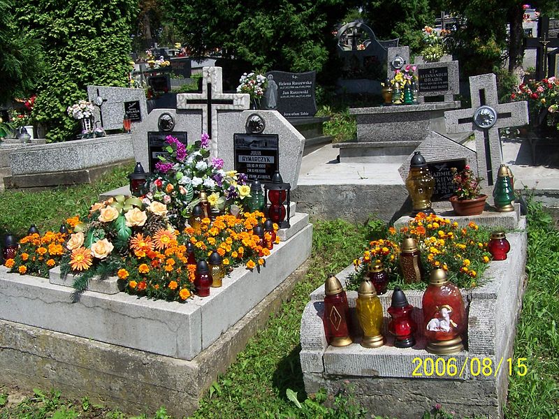 File:Graves in Poland w znicze.JPG