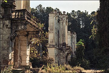 Պատկեր:Gulripshi,_Abkhazeti,_Georgia_—_Ruins_of_residential_building.jpg