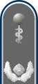 Dienstgradabzeichen eines Oberstabsarztes (Approbation für Humanmedizin) der Sanitätstruppe auf der Schulterklappe der Jacke des Dienstanzuges für Heeresuniformträger