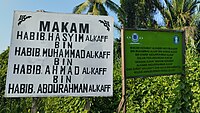 Banjar: Papan ngaran Kubah Habib Hasyim bin Muhammad in Ahmad bin Abdurrahman Al-Kaff di pinggir Sungai Awang-Sungai Martapura, Sungai Jingah, Banjarmasin, Kalimantan Salatan. Bahasa Indonesia: Papan nama Makam Habib Hasyim bin Muhammad in Ahmad bin Abdurrahman Al-Kaff di tepi Sungai Awang-Sungai Martapura, Sungai Jingah, Banjarmasin, Kalimantan Selatan. English: A name plate at the Tomb of Habib Hasyim bin Muhammad bin Ahmad bin Abdurrahman Al-Kaff on the banks of the Awang River-Martapura River, Sungai Jingah, Banjarmasin, South Kalimantan.