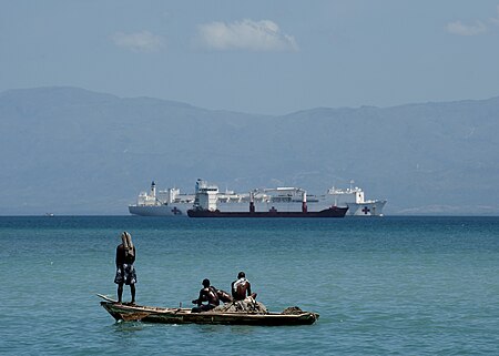 ไฟล์:Haitian fishers gaze at the USNS Comfort hospital ship.jpg