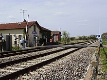 Überblick über die Haltestelle und die Eisenbahnlinie in Richtung Paris.