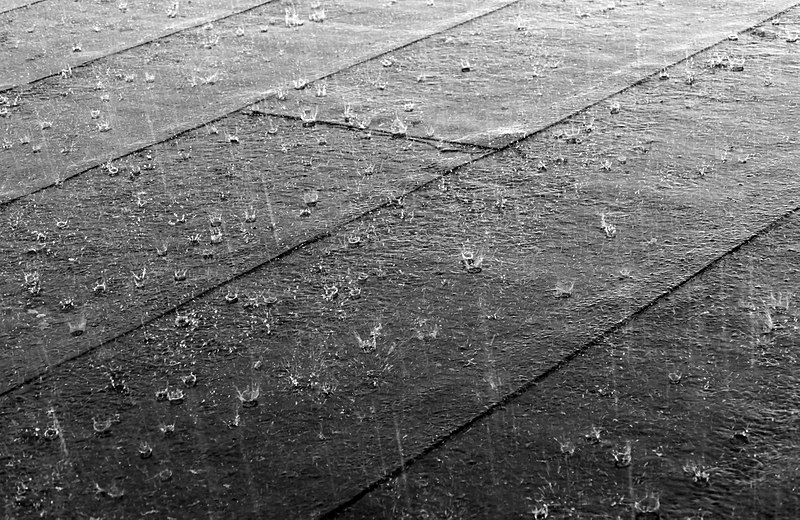 File:Hard rain on a roof - bw.jpg