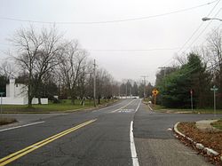 Při pohledu na jih po Harmony Road se blíží Hyson Road