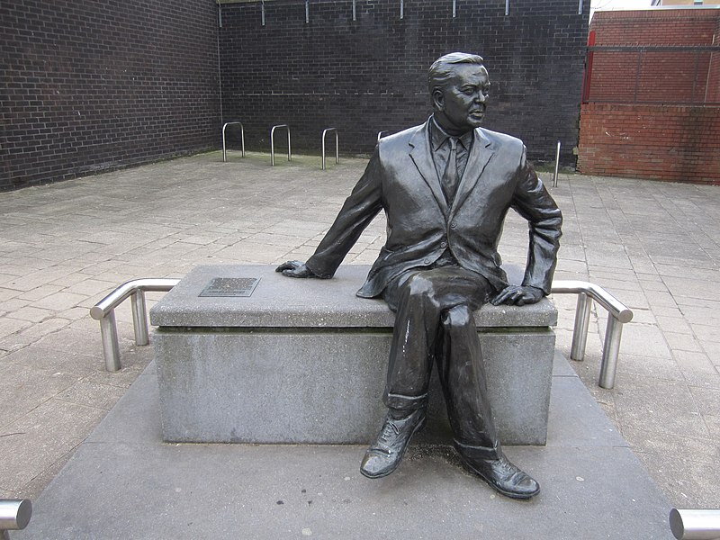 File:Harold Wilson statue, Huyton.JPG