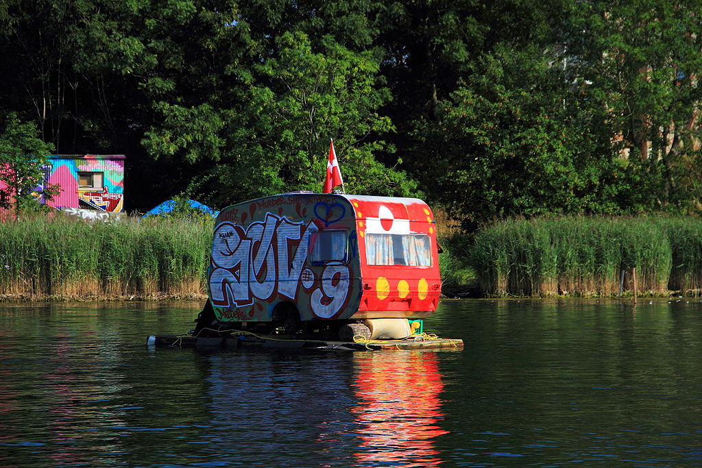 Paysage insolite : Une caravane flottante aux couleurs de Christiania, Copenhague - Photo de Schorle.