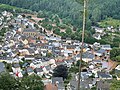 Letecký pohled na zatopenou obec Kordel v krajině Eifel se železniční tratí