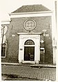 Hofstraat 15, kerk van de baptisten-doopsgezinde gemeente. Aan weerskanten van de entree twee gevels - RAA011001688 - RAA Elsinga.jpg