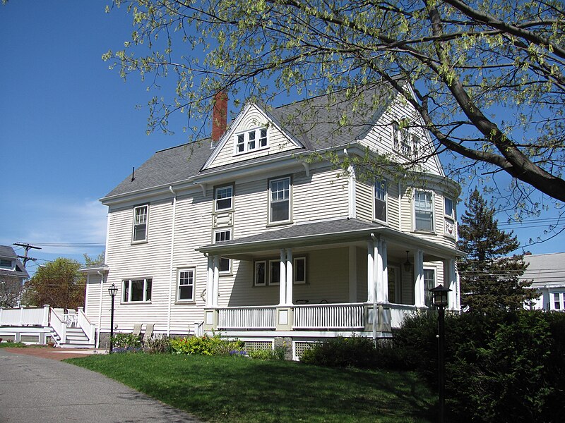 File:House at 23 Lawrence Street, Wakefield MA.jpg