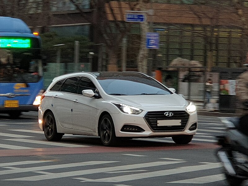 File:Hyundai i40 1.7 eVGT VF PE White Crystal (4).jpg