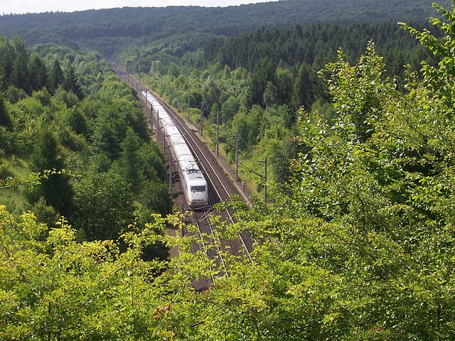 An ICE set in the Hildesheim Forest, between Eichenberg tunnel and Escherberg tunnel, running north