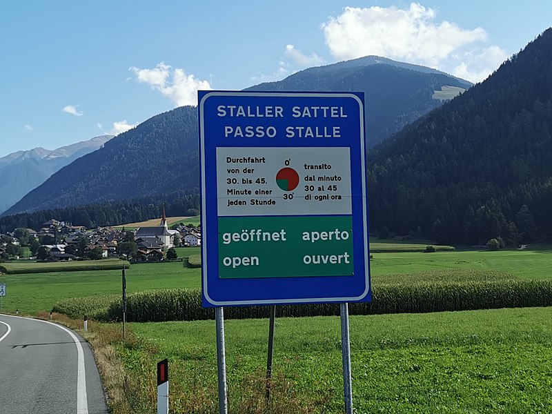File:ITA — Region Trentino-Südtirol — Autonome Provinz Bozen–Südtirol — Gem. Rasen-Antholz (Hinweisschild Staller Sattel) 2021 Mattes.jpg