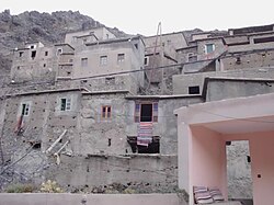 Местни къщи, сред каквито частично е заснет филмът „7 години в Тибет“