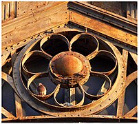 Ferronnerie industrielle, motif de fleur tenu par des rivets, Lille (France), XIXe siècle.