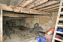 These joists land on a beam. Between some of the joists is a form of pugging used for insulation and air sealing. Image: Rijksdienst voor het Cultureel Erfgoed Interieur stal, overzicht balklaag - Bocholtz - 20399966 - RCE.jpg