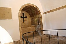 Interior de la iglesia, en esta imagen se puede observar el emplazamiento de la cruz de la victoria en su estancia en la iglesia.