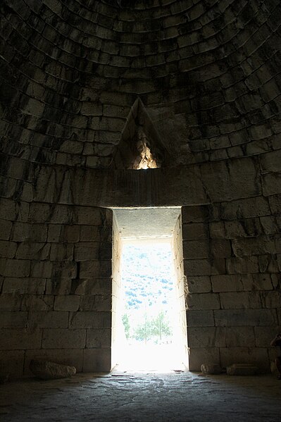 File:Interior of Treasury of Atreus, Mycenae, 090947.jpg