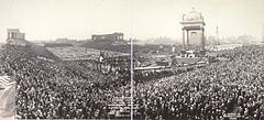 Internationaal Eucharistisch Congres, Eerste Algemene Vergadering, Plechtige Pauselijke Hoogmis;  Zijne Eminentie John Kardinaal Bonzano, Feestvierder;  Koor, 60.000 parochiale schoolkinderen;  Soldiers' Field, 21 juni 1926, Chicago, Illinois, USjpg