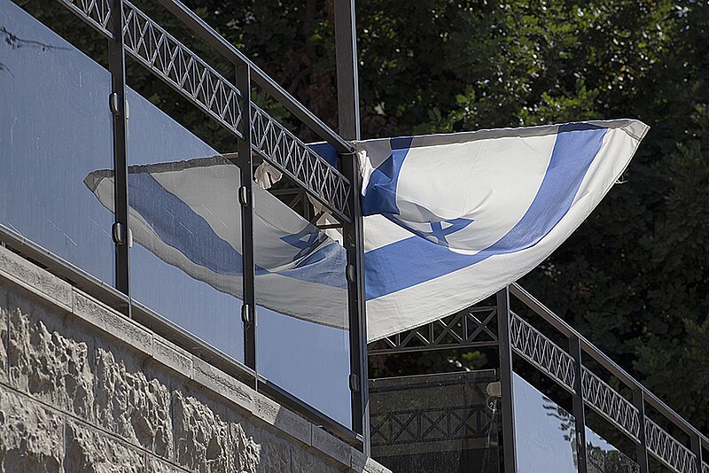 File:Israeli Flag Reflection-4 (9693790104).jpg