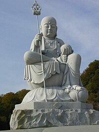 Statue du Bodhisattva Kshitigarbha sur le mont Osore au Japon.