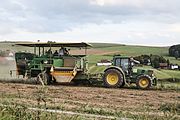 Deutsch: John Deere 6534 mit Kartoffelvollernter WM Kartoffeltechnik WM 4500 bei der Kartoffelernte im August 2016 in der Gemeinde Eichenzel im Landkreis Fulda am Rande der Rhön. Bewirtschaftet vom gemeinnützigen Antoniusheim, welches als biologisch produzierender Betrieb zertifiziert ist.