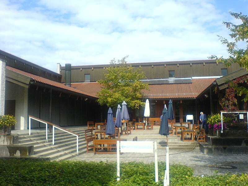 File:Justizvollzugsschule Straubing - Terrasse vor dem Hauptgebäude.JPG