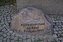 Hochwassermarke von 1947, auf einem Findling vor dem Postamt