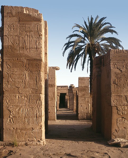 File:Karnak-48-Zugang zu Ptah-Tempel-1982-gje.jpg