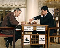 Kasparov pede que potências mundiais joguem Rússia de volta à