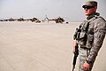 美國飛行員站在喀布爾國際機場，背後阿富汗MI-17直升機一字排開。