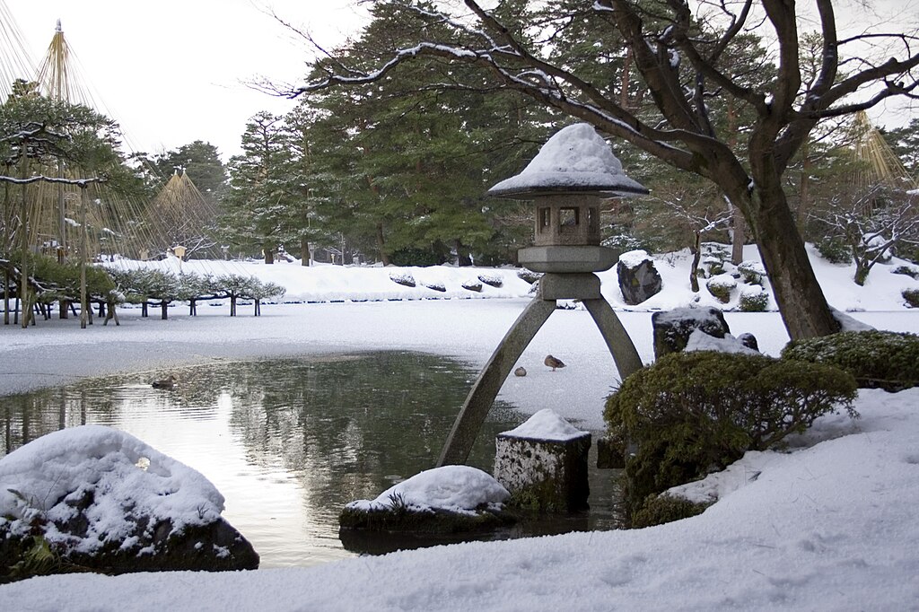 Kenroku-en-winter-lantern
