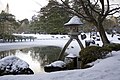 Imagem de inverno da Lago Kasumi e da Lanterna Kotoji-tōrō.