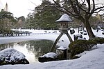 Kenroku-en-la-linterna-de-invierno.jpg
