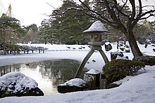 Kenroku-en-winter-lantern.jpg
