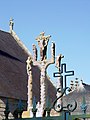 Le calvaire près de la chapelle Notre-Dame-de-Kerdévot, partie sommitale (la Crucifixion, la Vierge, saint Jean et les deux larrons) 2