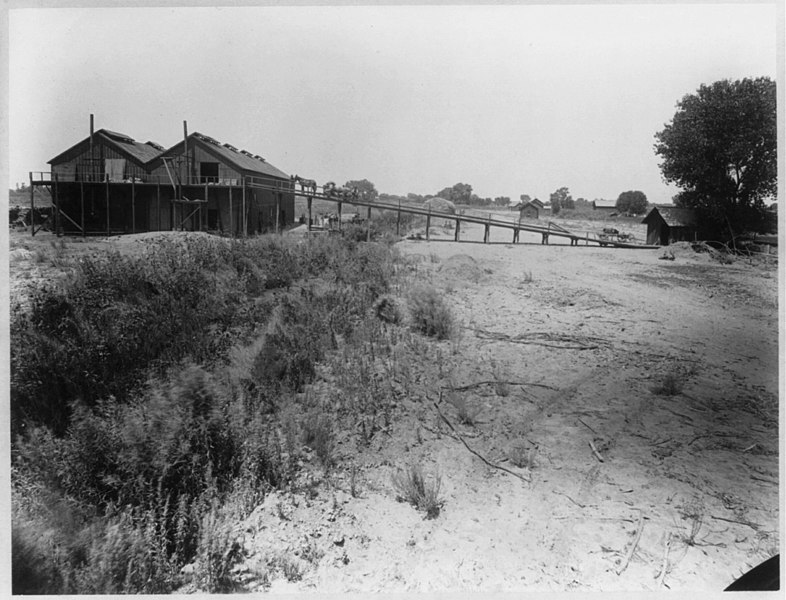 File:Kern County, California)- The Hop Ranch. The hop house and incline (used to haul hops up the hophouse LCCN2003662212.jpg