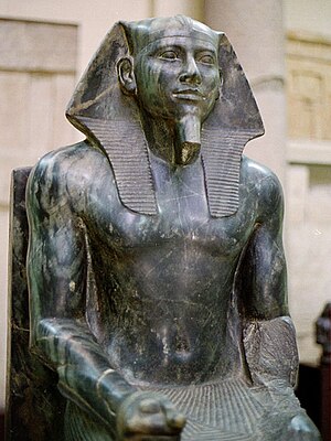 Khafre Enthroned, një statujë funerale e Khafre në diorite. Muzeu Egjiptian në Kajro