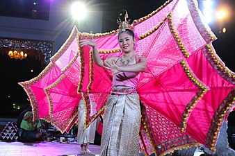 Danse du paon (en) au Khum Kantoke, qui privilégie « l'exubérance » [7]