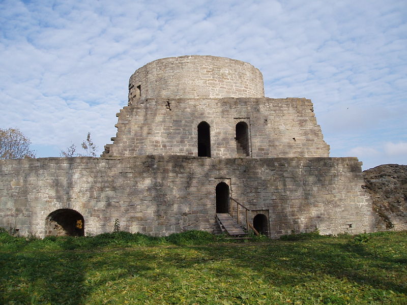 File:Koporye fortress tower.jpg