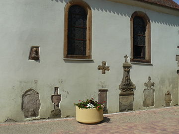 Надгробные камни, вырезанные на внешних стенах часовни на погосте