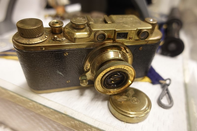 File:Kriegsmarine Nazi Germany navy camera Kamera Leitz Elmar lens 1 1,35 50mm eagle-and-swastika emblems etc Lofoten Krigsminnemuseum WWII Museum Norway 2022 DSC01539.jpg