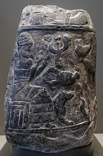אבן גבול (Kudurru) נלקחה מבבל לשושן כשלל מלחמה. 1179 -1159 לפנה"ס. אלת הריפוי עם סמלי הכלב, העקרב, ציפור-מים והמים שמתחת. נמצא במוזיאון הלובר.