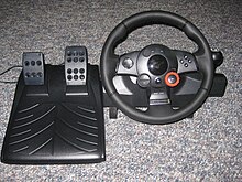 Gran Turismo 5 oyunu için Logitech yarış direksiyonu.