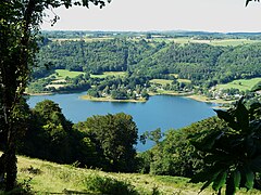 Le village de Longairoux au bord du lac de retenue.