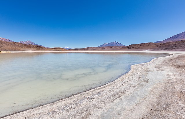 Солёное озеро Лагуна-Онда на юго-западе Боливии вблизи границы с Чили